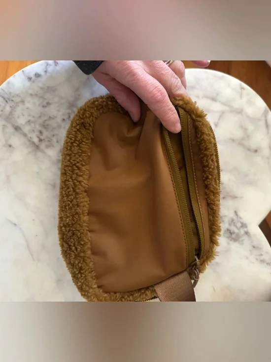 Lululemon Everywhere Fleece Belt Bag
Burnt Caramel - Picture 4 of 5
